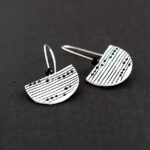 WHITE DOODLE EARRINGS MUSICAL NOTES